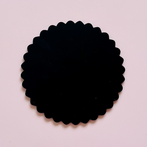 EN PAPIERS ROUND BLACK CAKE BASE (CASSIS WAVE) - 30 CM